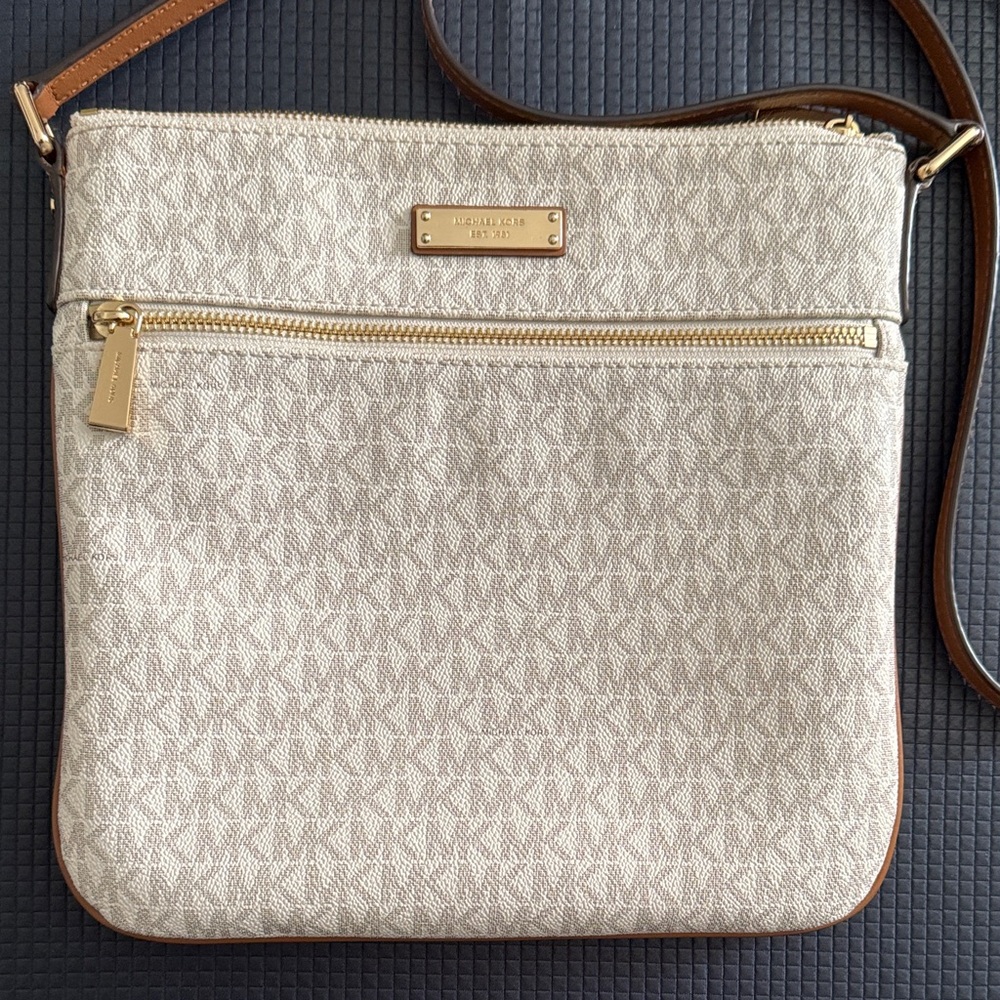 Michael Kors Bedford Flat Crossbody Bag in Vanilla/Acorn color.